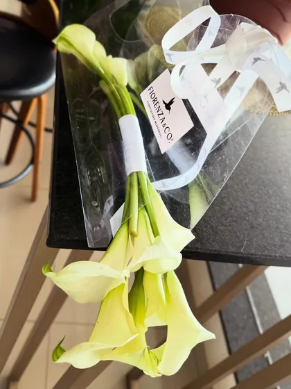 O luxo está nos detalhes. Entre cortes precisos, formas elegantes e flores nobres, cada…