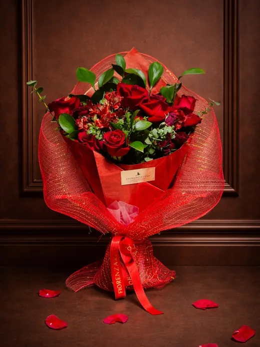 Total Red ❤️ Um buquê que traduz intensidade em cada detalhe: rosas vermelhas…