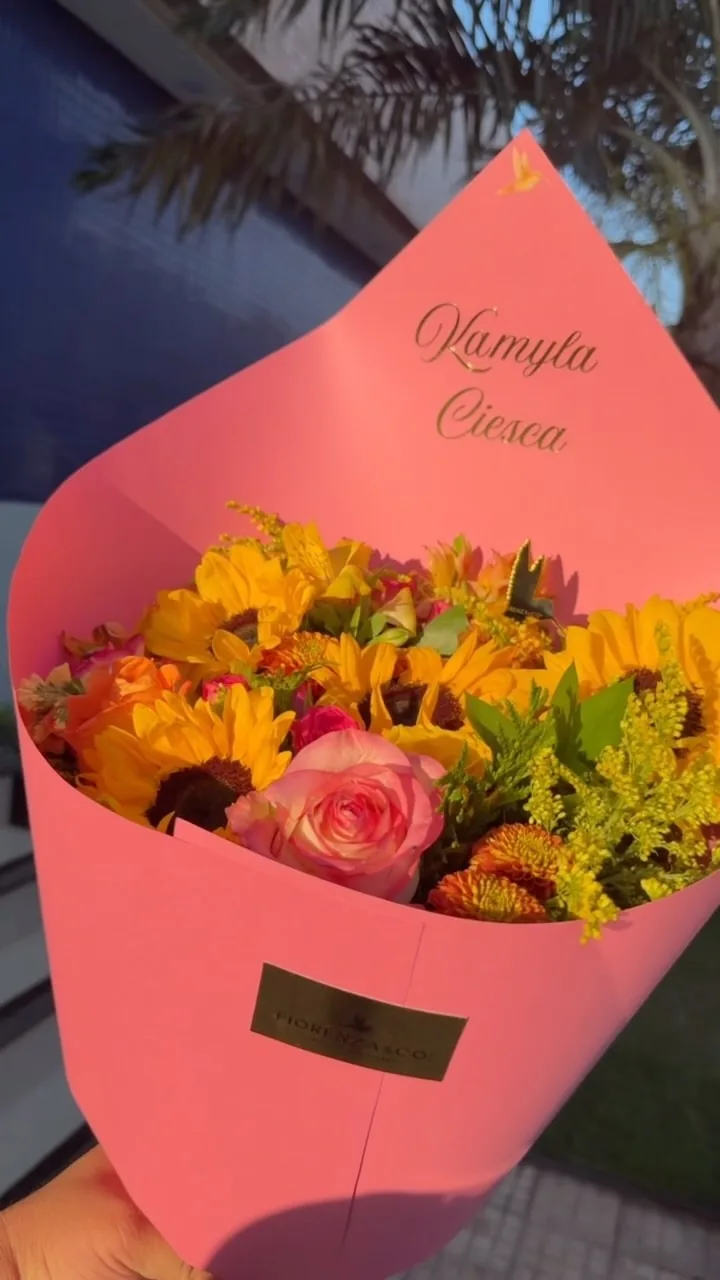 GIRASSÓIS sempre transmite alegria e ousadia. Essa composição nas cores amarelo e rosa…