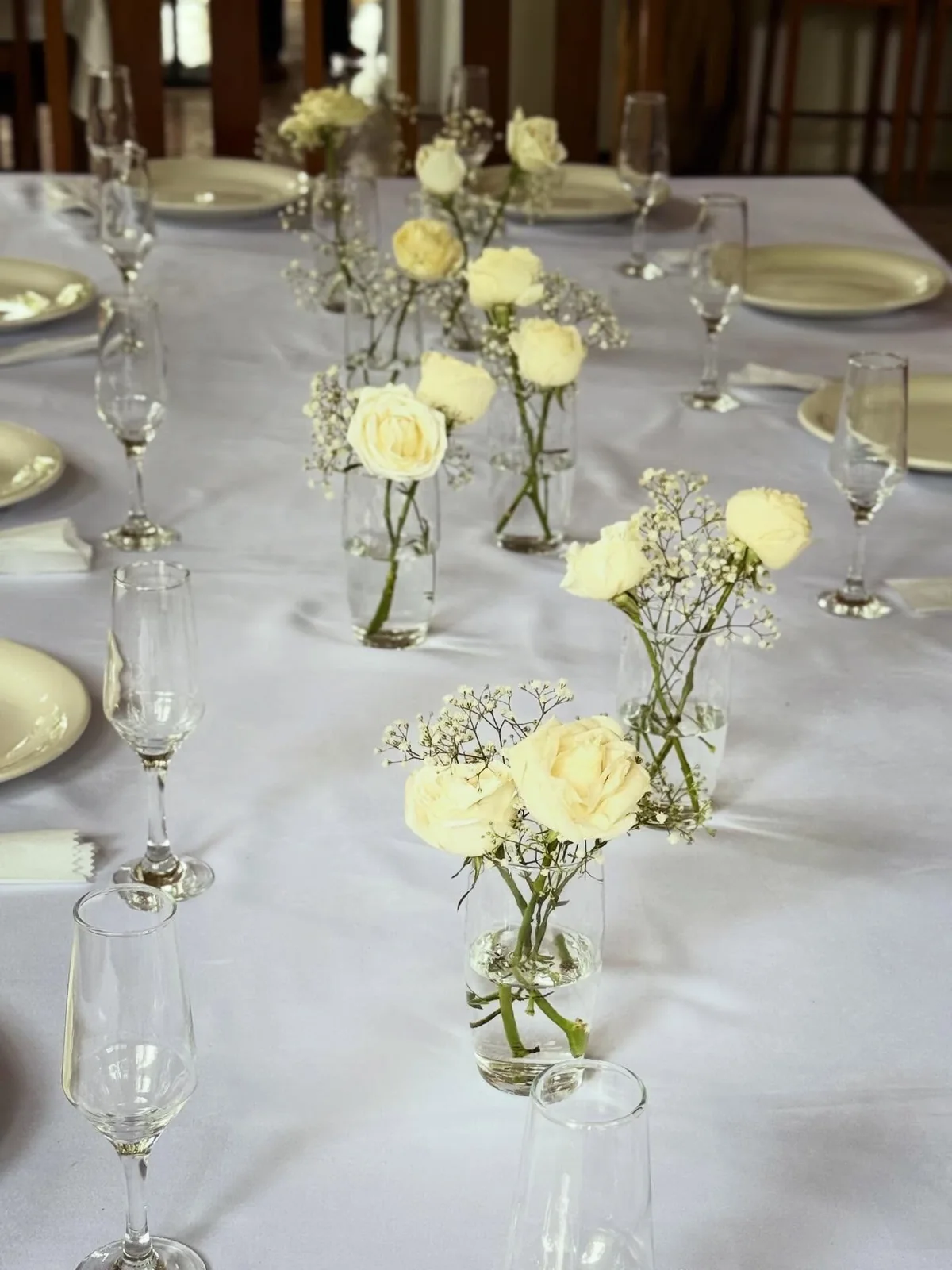 Mesa de casamento com rosas brancas decorada pela Fiorenza & Co.