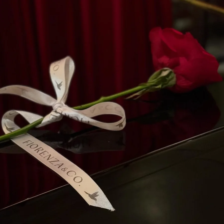 Rosa vermelha com fita Fiorenza & Co.